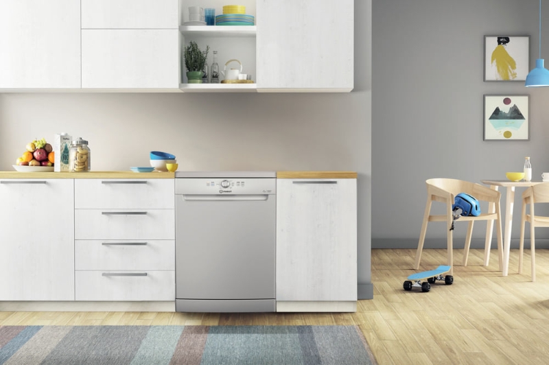 Снимка на Съдомиялна машина Indesit  D2F HK26 S ,14 комплекта